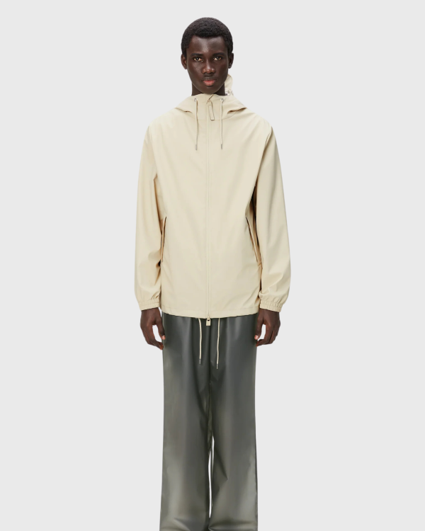 Homme portant la Rains veste Stormbreaker Sand de face, imperméable beige à capuche