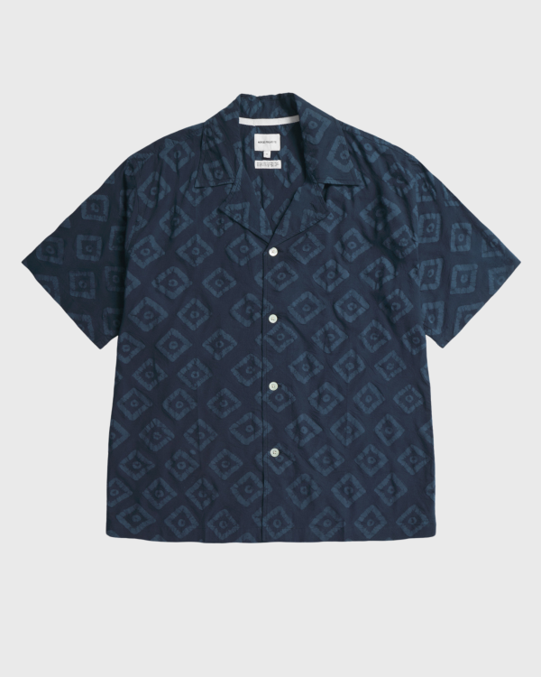 Détail de l’imprimé batik sur chemise Norse Projects