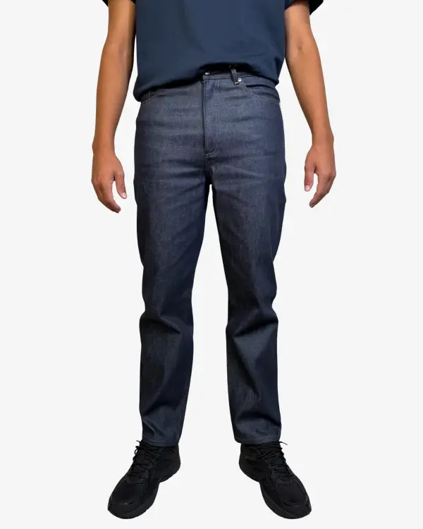 Jean A.P.C. New Standard en denim selvedge indigo porté de face