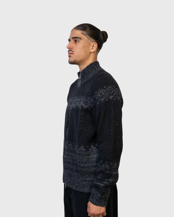 Vue de profil Cardigan Norse Projects gris motif Fair Isle