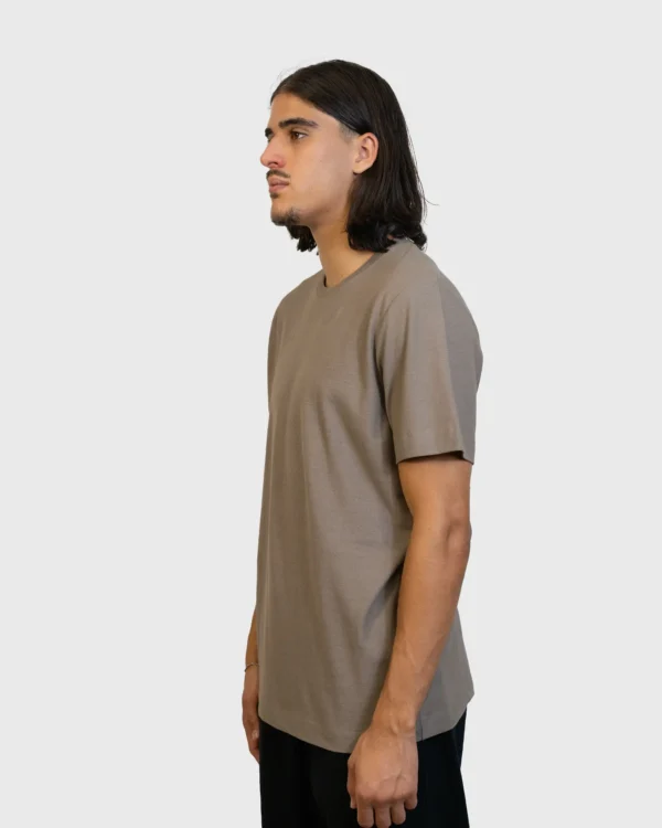 Vue de profil T-shirt Norse Projects marron coupe relaxed