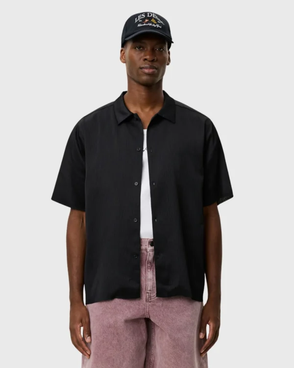Chemise noire Les Deux portée look urbain homme