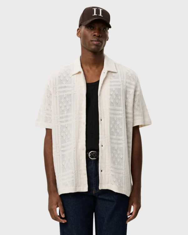 Chemise pointelle Les Deux portée look estival homme
