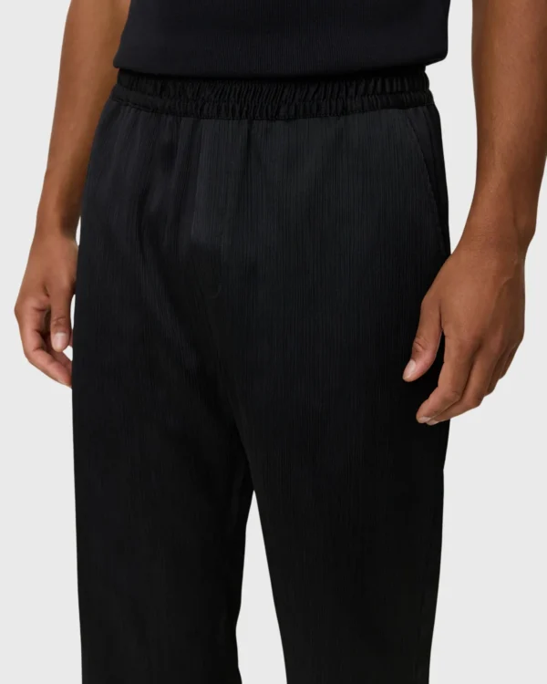 Détail texture plissée pantalon noir Les Deux