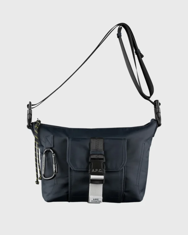 Besace trek A.P.C. portée en bandoulière homme