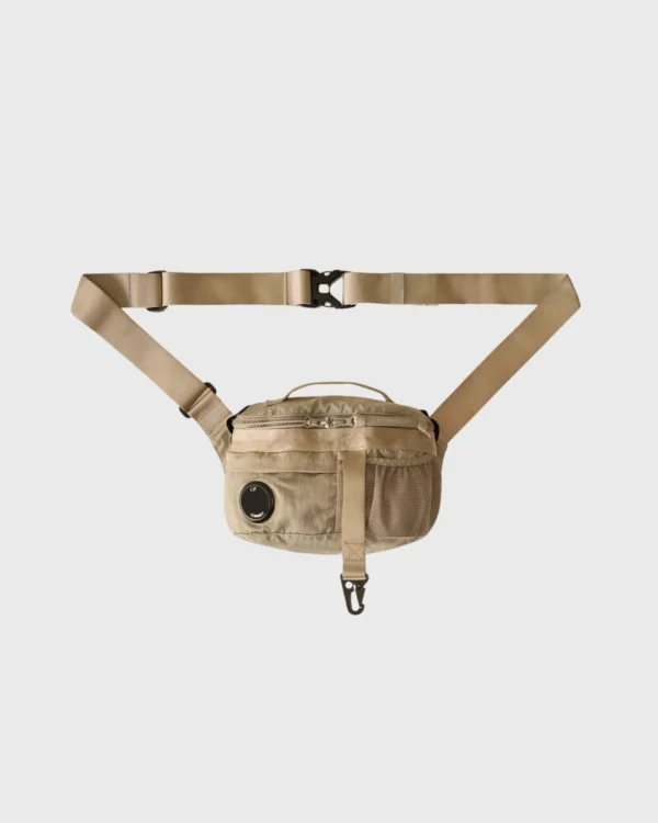 sac banane cp company gris lens detail